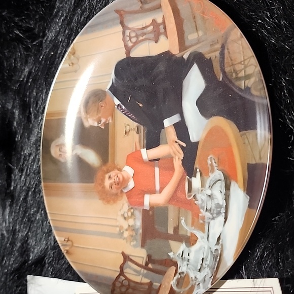 Knowles Fine China Plate. ANNIE-- TOMORROW. 1985 - Picture 4 of 12